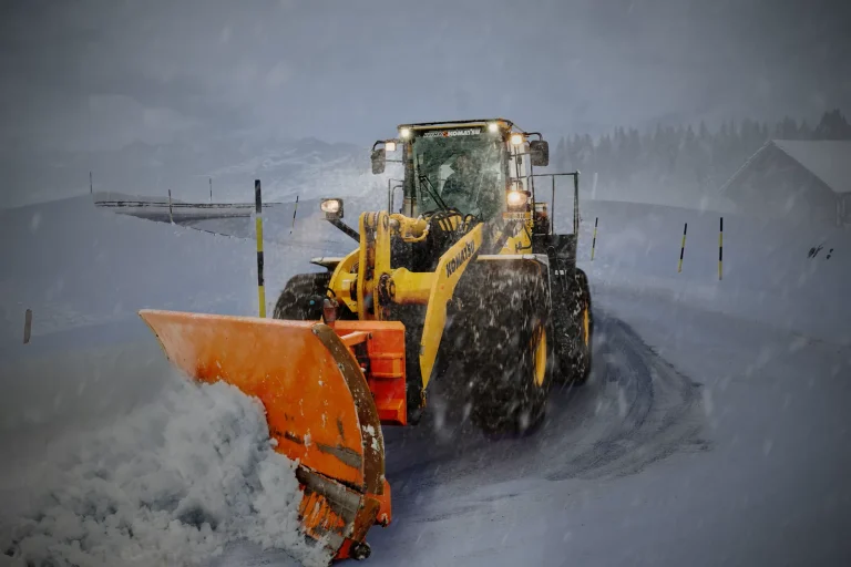 Bild 1 der Dienstleistung Allgemeiner Winterdienst von Becker Dach e.K.